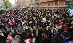 人才争夺战倒逼 二三线城市户口和房价脱钩