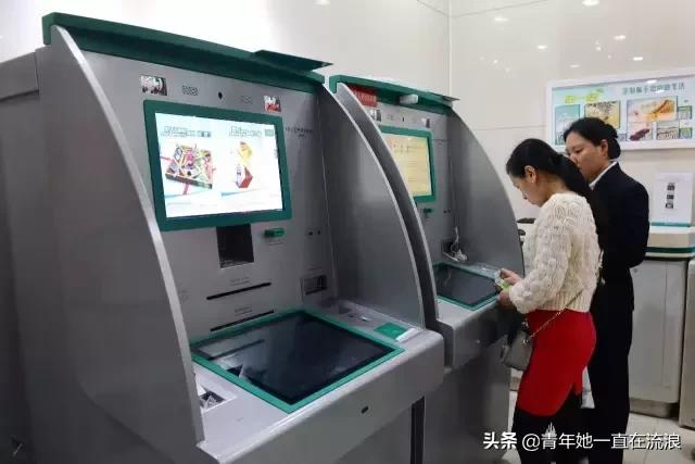 多家银行推行智能化转型 解决网点办业务排队难题