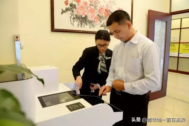 多家银行推行智能化转型 解决网点办业务排队难题