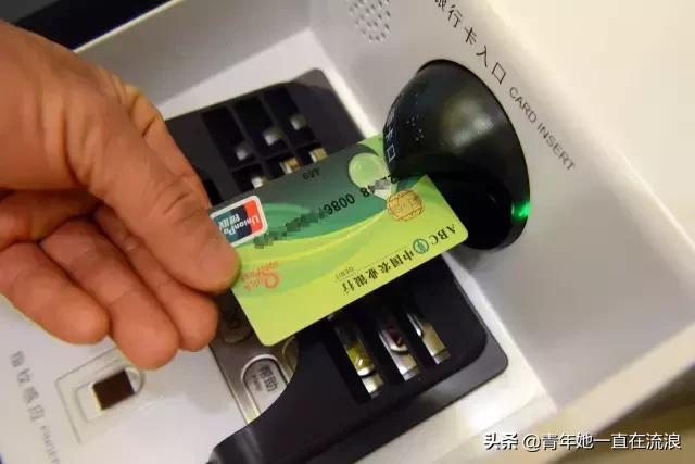 多家银行推行智能化转型 解决网点办业务排队难题