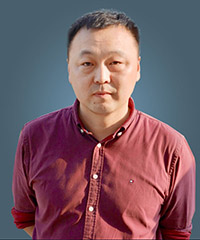 虞  伟