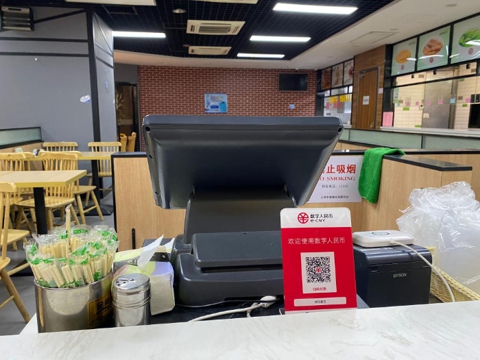 上海静安区博风白领食堂在收银台上摆出了“数字人民币”标牌