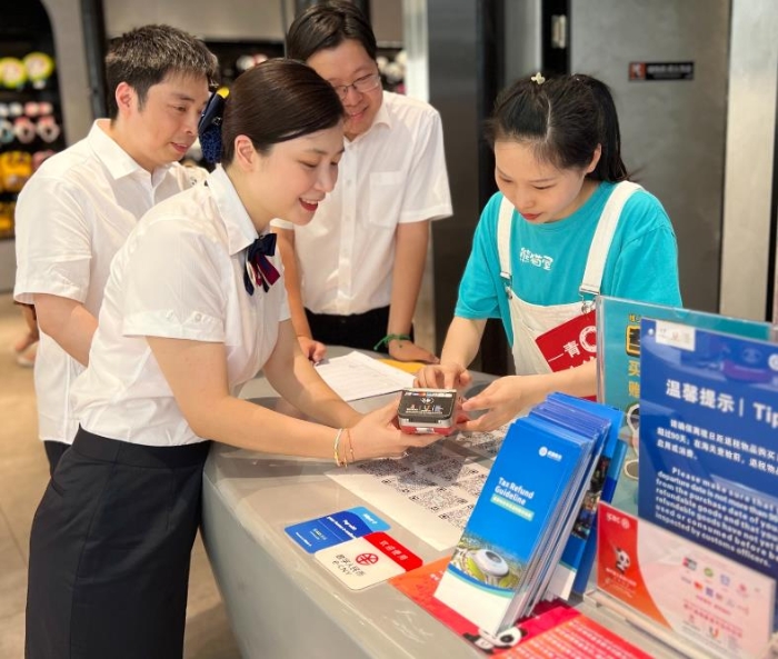 银行工作人员向商家介绍智能POS机使用功能