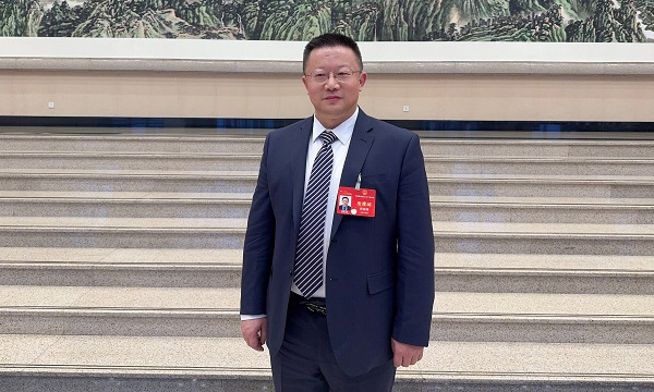新疆维吾尔自治区农村信用社联合社党委书记郑育峰